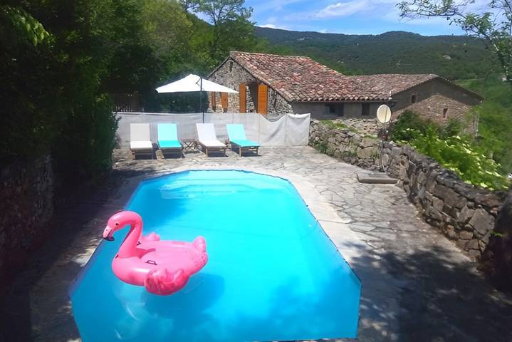 Gîte pour 6 personnes, avec jardin et piscine ainsi que jacuzzi et terrasse, animaux acceptés