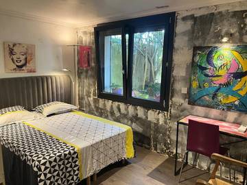 Cottage pour 2 personnes, avec piscine et jardin ainsi que vue et terrasse à Pierrelatte