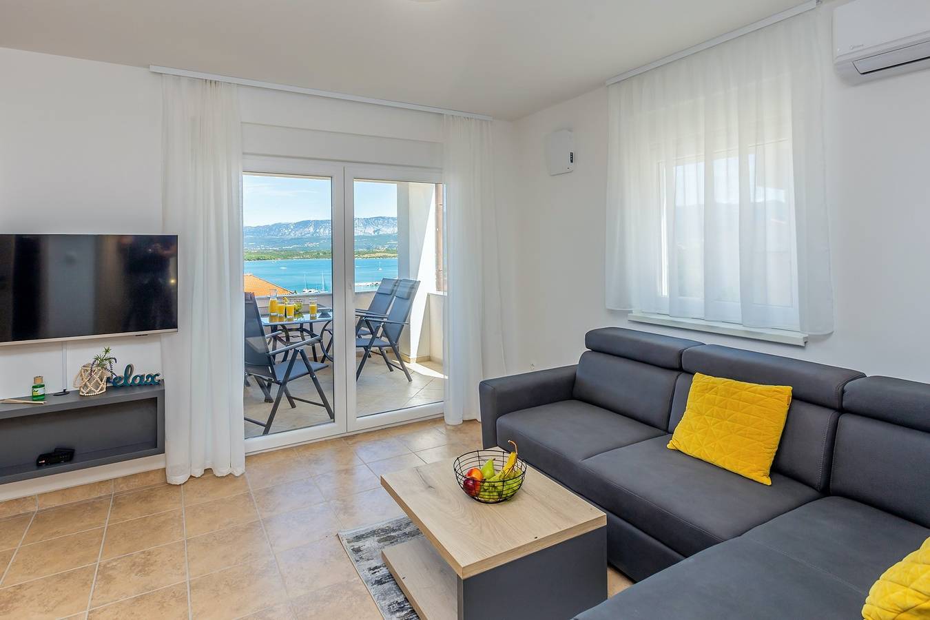 Ganze Wohnung, Erdgeschosswohnung Julia mit beheiztem Pool, großer Terrasse (28 m2) mit Meerblick in Komoriška, Klimno