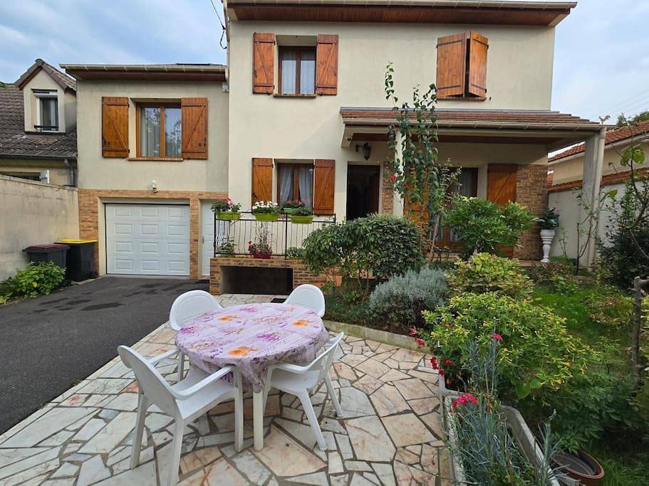 Appartement entier, Two-Bedroom Apartment in Viry-Châtillon, Essonne