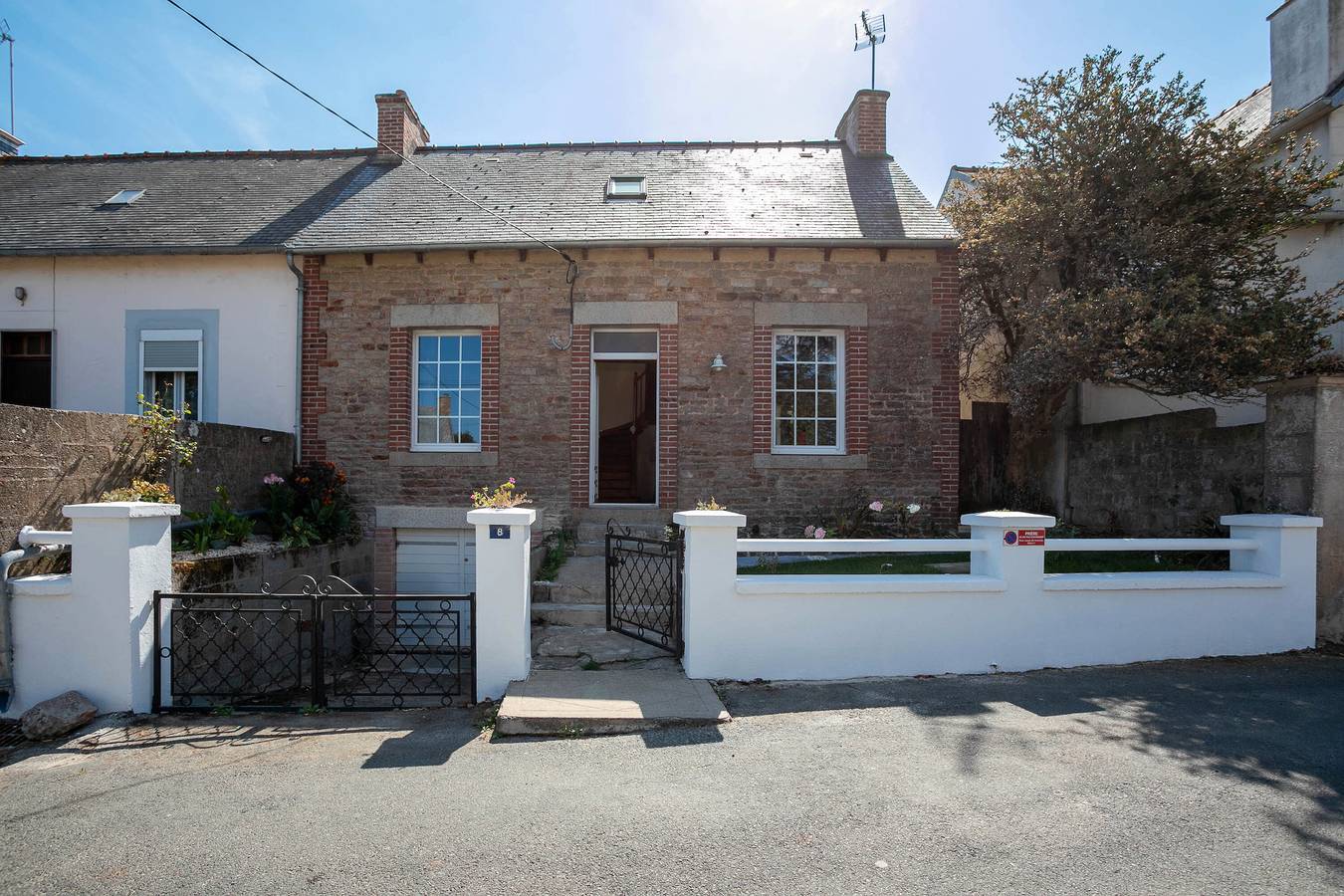 Holiday Home 'Le Paradis Sur Mer' with Private Terrace and Private Garden in Paimpol, Côte de Goëlo