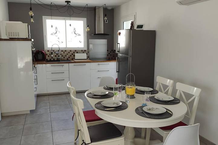 Gîte pour 6 personnes, avec terrasse et jardin à Pont-l'Abbé-d'Arnoult