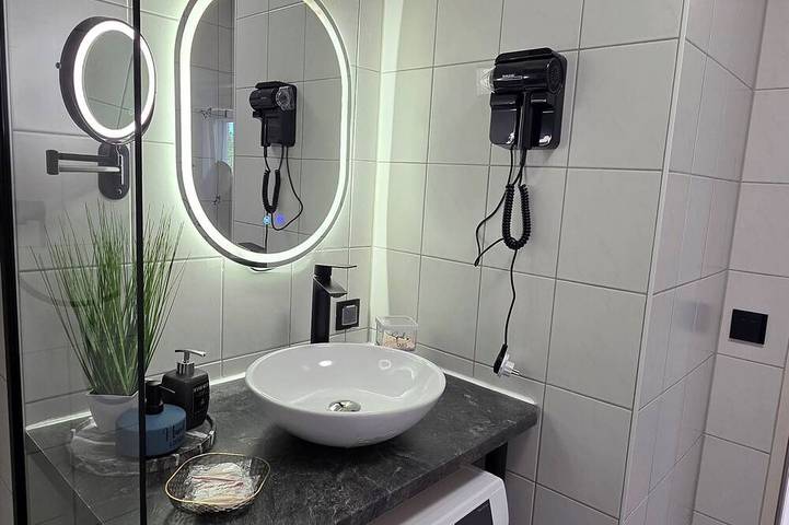 Ganze Wohnung, Apartment mit hochwertiger Ausstattung und Tiefgaragenstellplatz in Burghausen. in Burghausen, Landkreis Altötting