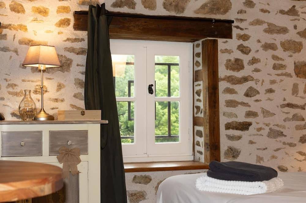 Appartement entier, Chambre \"L'Age\" - Deluxe Double ou Lits Jumeaux (n°9) in Rouzède, Charente