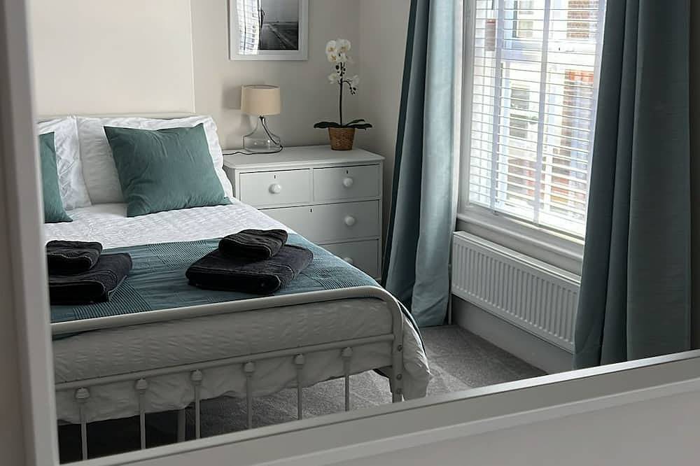 Train Station Cottage Taunton - Walk to town, pet friendly! in Taunton, Somerset