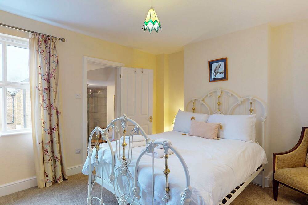 Ganze Wohnung, Chic 2Br w/ Private Backyard - Near Loughton Tube in Loughton, Essex