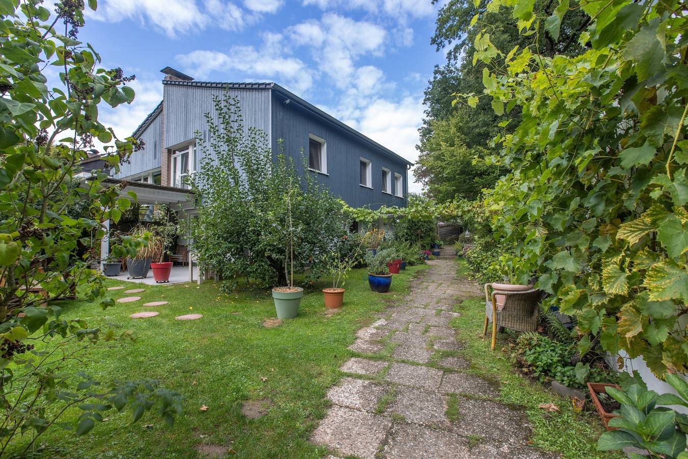 Entire apartment, Apartment 'Ruhige Fewo Südhang Am Waldesrand' with Private Terrace, Private Garden and Wi-Fi in Bad Arolsen, Landkreis Waldeck-Frankenberg