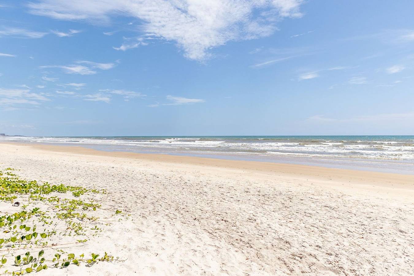 Entire apartment, Apto Pé na Areia com Piscina, Academia e Hidro in Ilhéus, Costa das Baleias