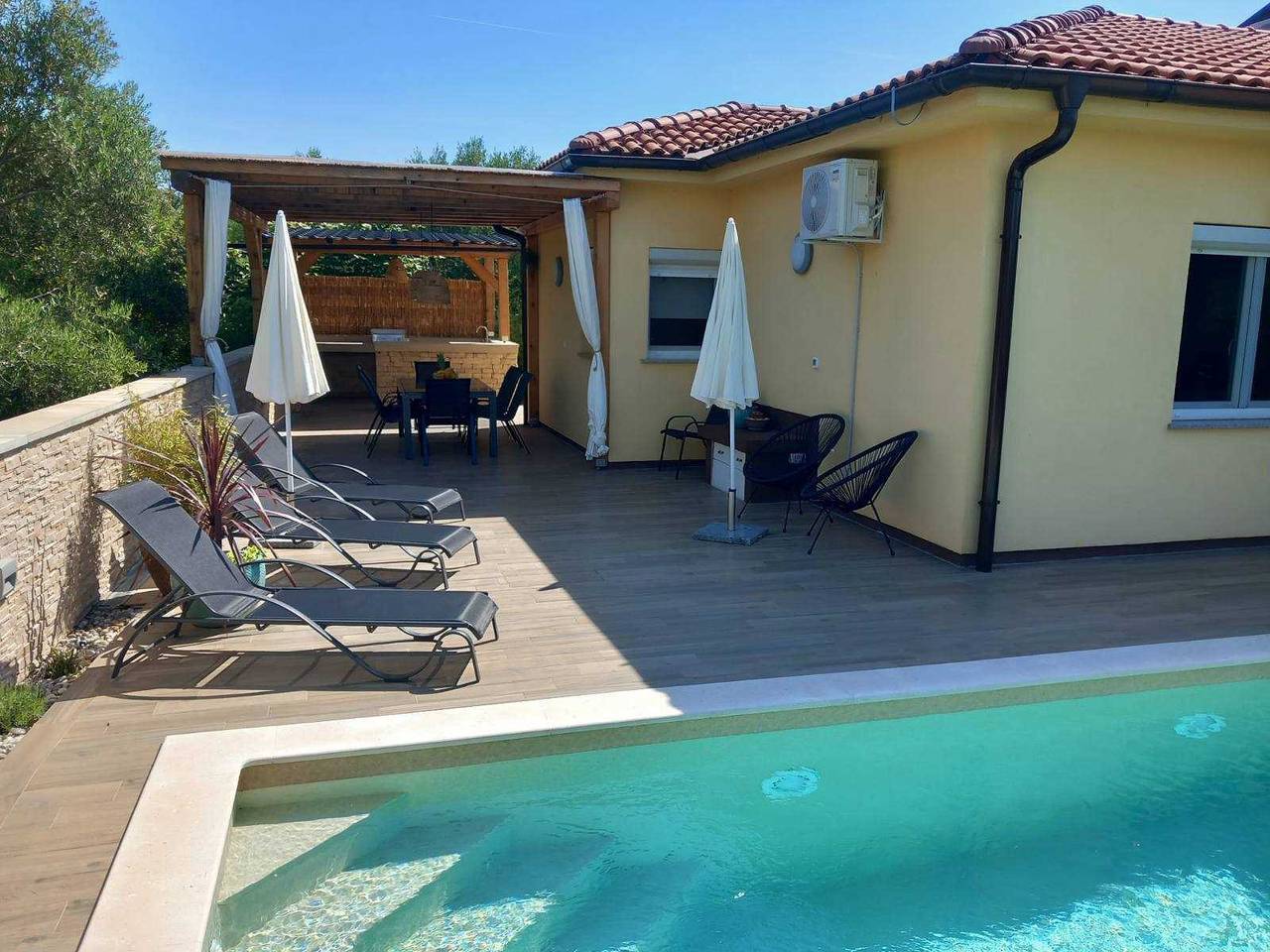 Ganze Wohnung, Ferienhaus Amarilla mit privatem Pool in Linardici, Krk
