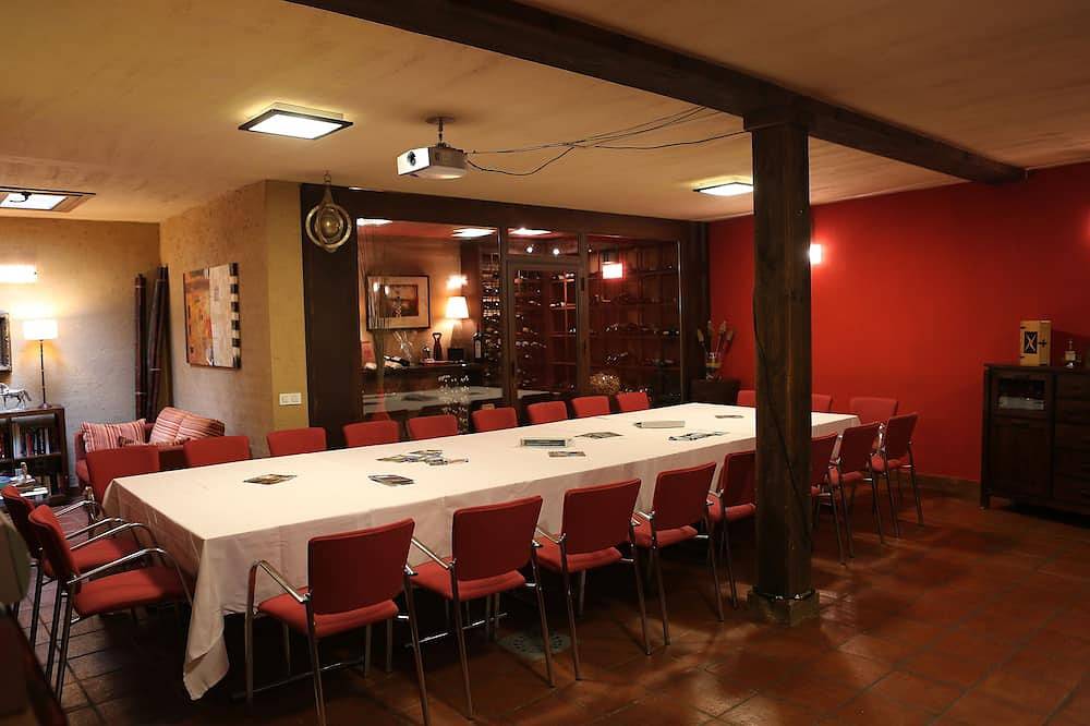 7 alojamietntos completos y salón vinoteca Bacus in Braojos de la Sierra, Provincia de Madrid