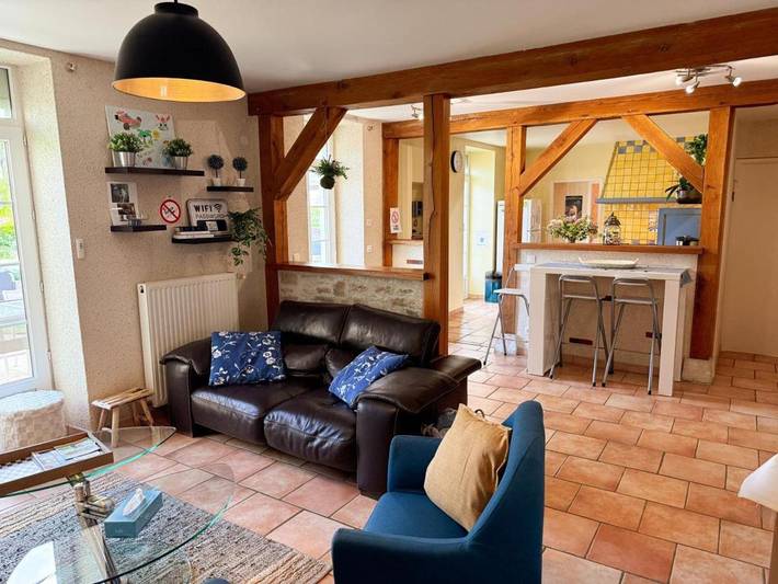 Location de vacances pour 9 personnes, avec terrasse et jardin dans La Chapelle-Saint-Martin-en-Plaine - 4