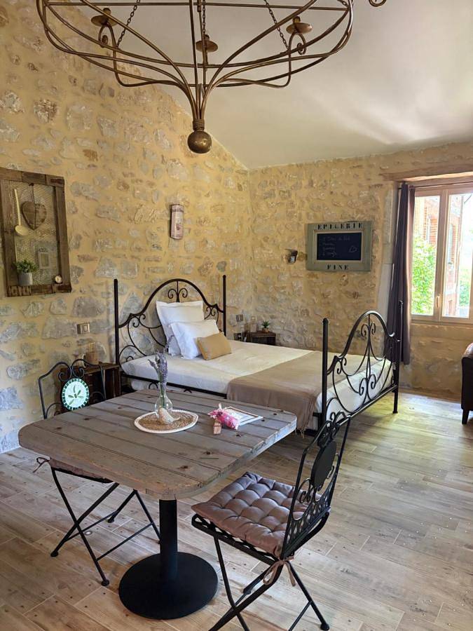 Chambre d’hôte pour 2 personnes, avec Balcon et Terrasse ainsi que Jardin et Vue à Bourg-Saint-Andéol