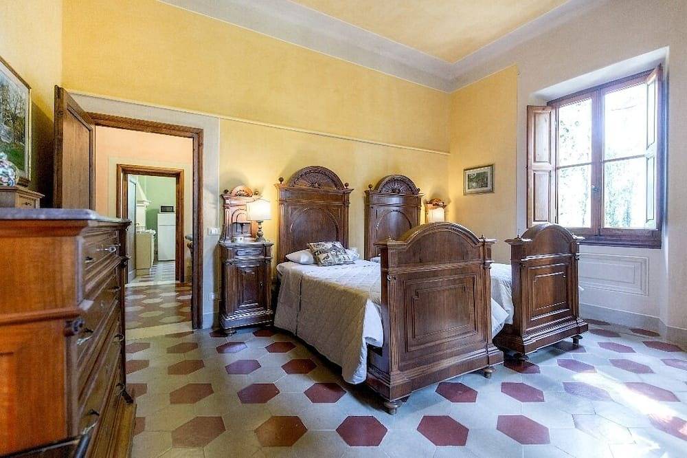 Landsvilla med stor hage omgitt av de grønne toskanske sypresser in Vicchio, Provinsen Firenze
