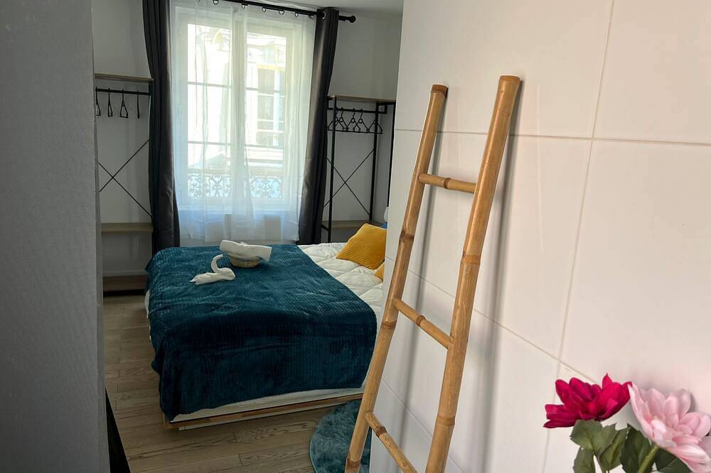 Entire apartment, Cosy downtown duplex, ideal for couples or telecommuters - near Défense in Rueil-Malmaison, Hauts-de-Seine