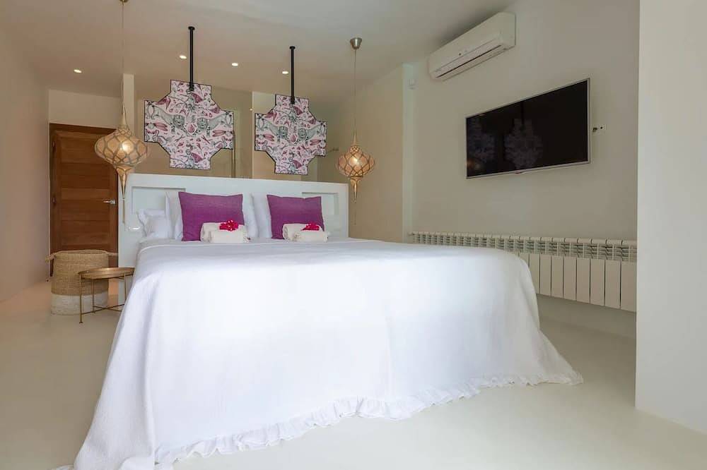 Luxury villa in Ibiza with pool, ibiza vacation villa with pool and view in Ses Figueretes, Ibiza (Municipality)