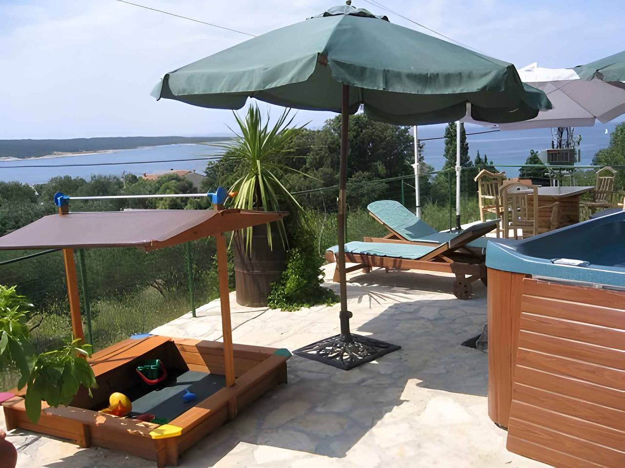 Ganze Ferienwohnung, Ferienwohnung mit schöner Terrasse und Meerblick  in Supetarska Draga, Rab