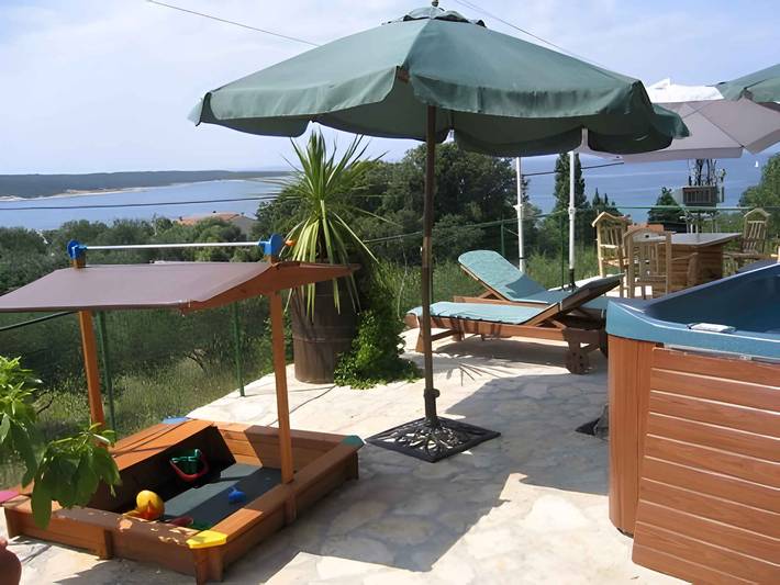 Ferienwohnung für 4 Personen, mit Balkon und Garten sowie Sauna in Supetarska Draga