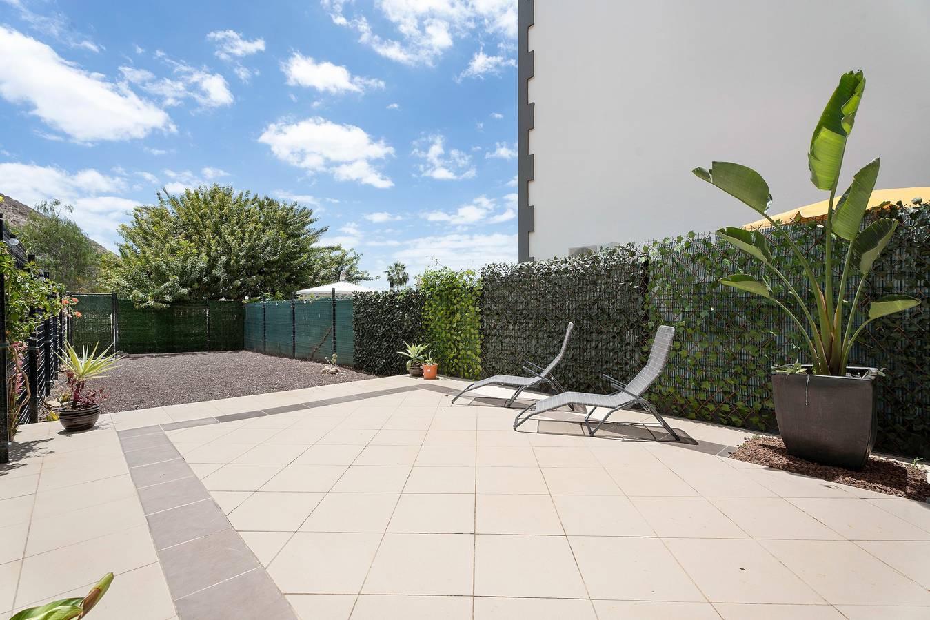 Entire apartment, Vacation Apartment 'Apto Vistahermosa 3 Bed and Pool' with Mountain View, Wi-Fi and Air Conditioning in Los Cristianos, Arona