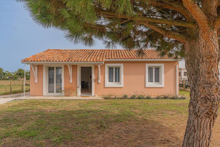 Holiday Home 'Le Pin Franc' with Private Terrace, Private Garden and Wi-Fi in Valeyrac, Lesparre-Médoc Området
