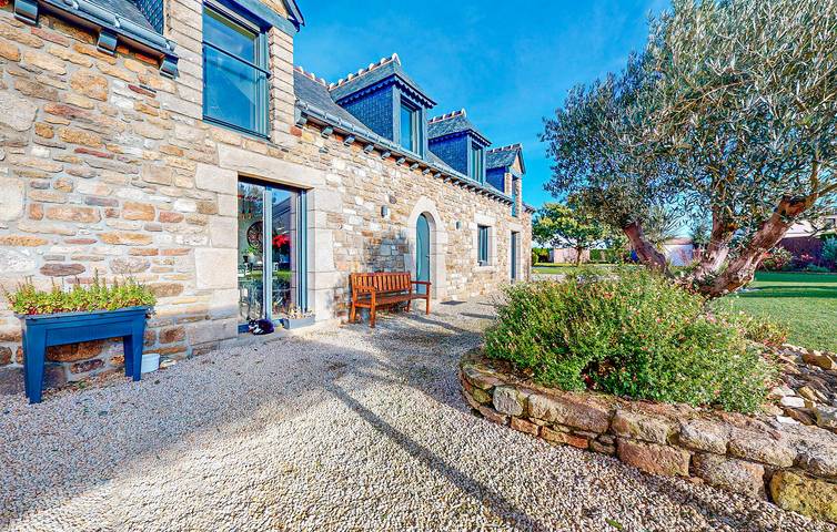 Gîte pour 6 personnes, avec terrasse ainsi que piscine et jardin à Quessoy