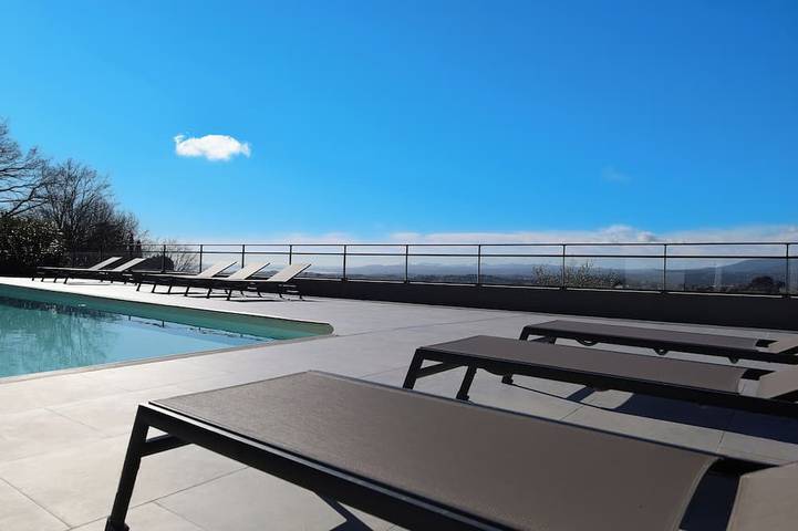 Location de vacances pour 11 personnes, avec terrasse à Aspremont