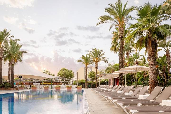 Apartamento para 2 personas, con piscina además de piscina para niños y jardín en Santa Susana