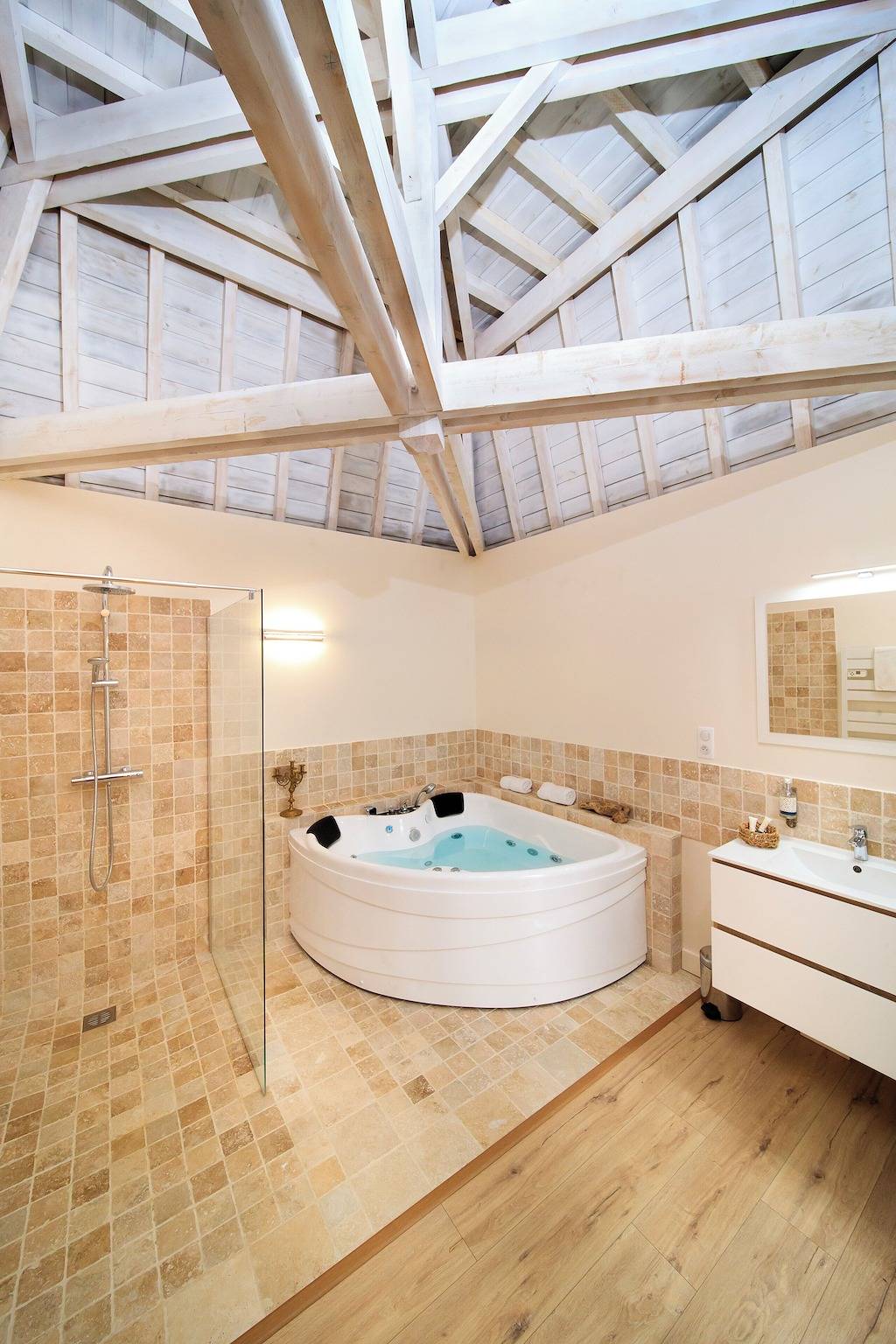 Cabane En Toute Intimité Avec Jacuzzi Privatif in Noyant-et-Aconin, Aisne