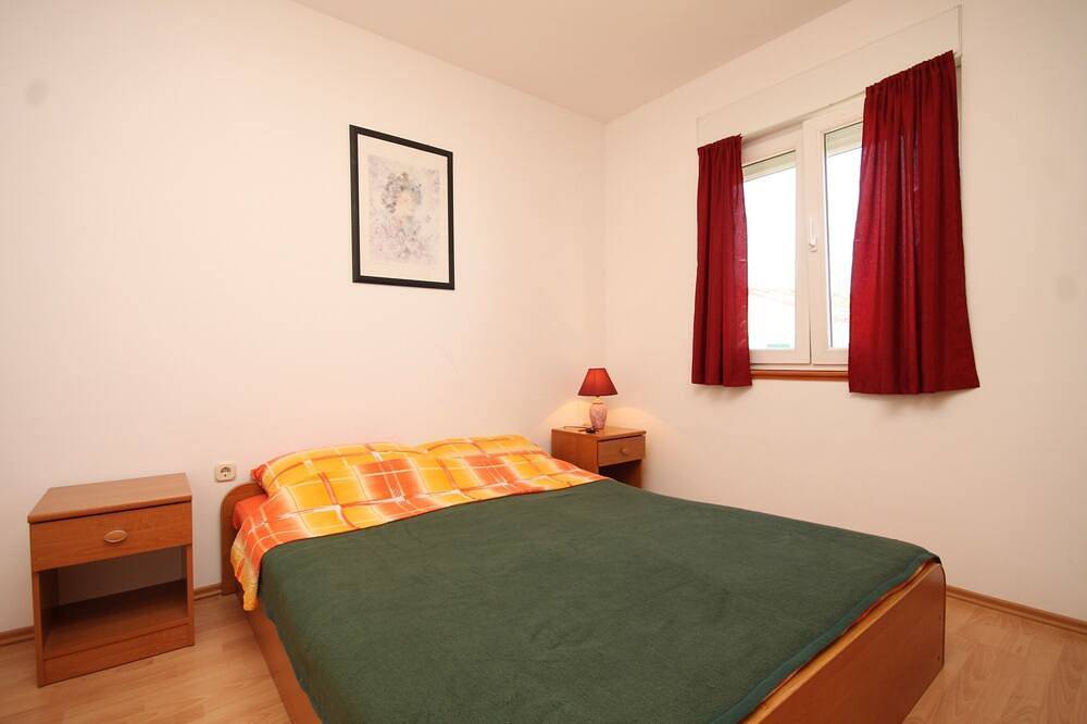 Ganze Wohnung, 1-Zimmer-Ferienwohnung mit Terrasse und Meerblick Preko, Ugljan (A-8315-c) in Preko, Insel Ugljan