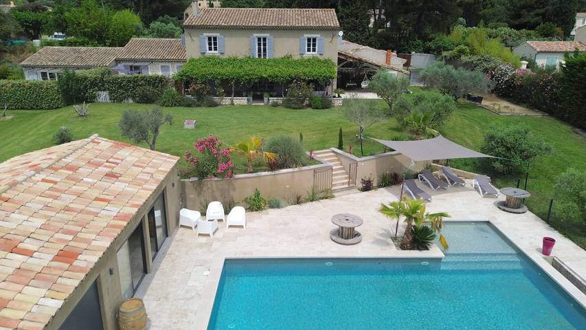 Location de vacances pour 9 personnes, avec terrasse et jardin à Noves - 3