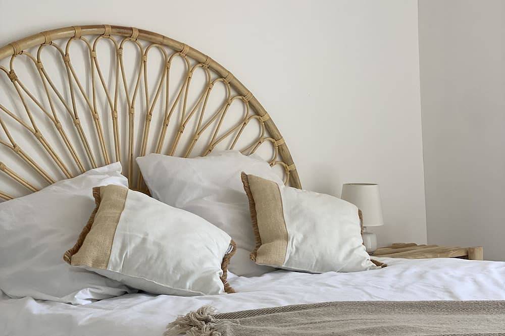 Cosy accommodation, walking distance to the beach, sea-view patio. in Santa Giulia, Porto-Vecchio