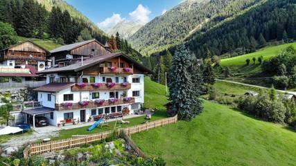 Ferienwohnung für 2 Personen, mit Garten und Seeblick sowie Ausblick, mit Haustier am Kronplatz