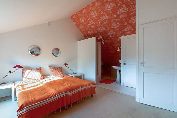 Encantadora casa / alojamiento para grupos al sur de Fontainebleau, a 70 km de París, 6 habitaciones in Nangeville, Región de Pithiviers