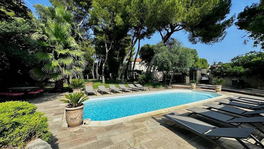 Location de vacances pour 35 personnes, avec Balcon et Jacuzzi ainsi que Terrasse et Jardin à Saint-Geniès-des-Mourgues