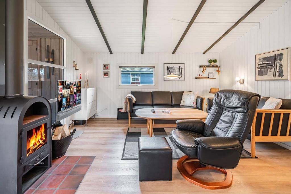 Charmantes und ggepflegtes Ferienhaus mit Wintergarten – naturnah gelegen, in der Nähe von Golfplatz, Mtb-Strecken und der Blåbjerg Plantage in Henne, Filsø See