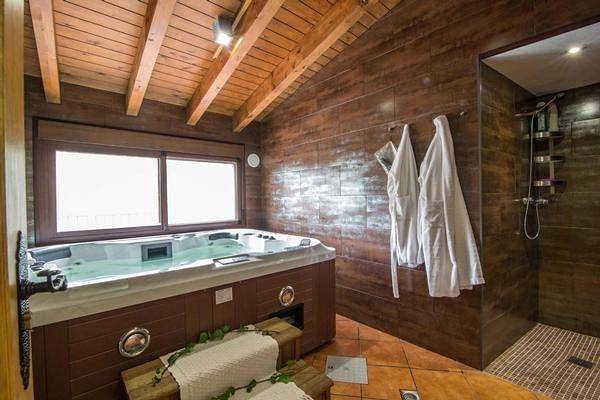 Casa rural para 4 personas, con jardín y jacuzzi, Se admiten mascotas en Laroya