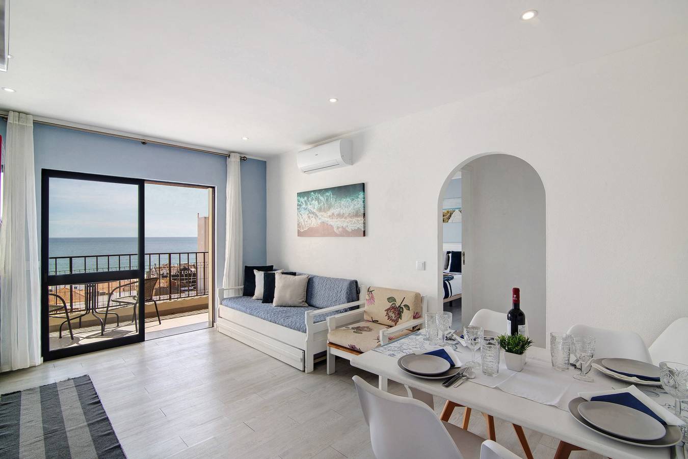 Apartamento inteiro, Apartamento 'Luxury Beach View - Praia Da Rocha' com vista para o mar, Wi-Fi e ar condicionado in Praia da Rocha, Portimão