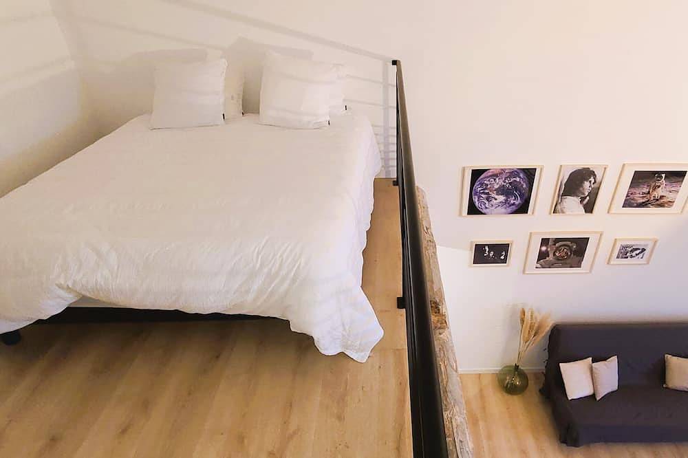 Comfortable accommodation in the heart of the vineyards in an old Fenil dating from 1815 in Marcy, Beaujolais