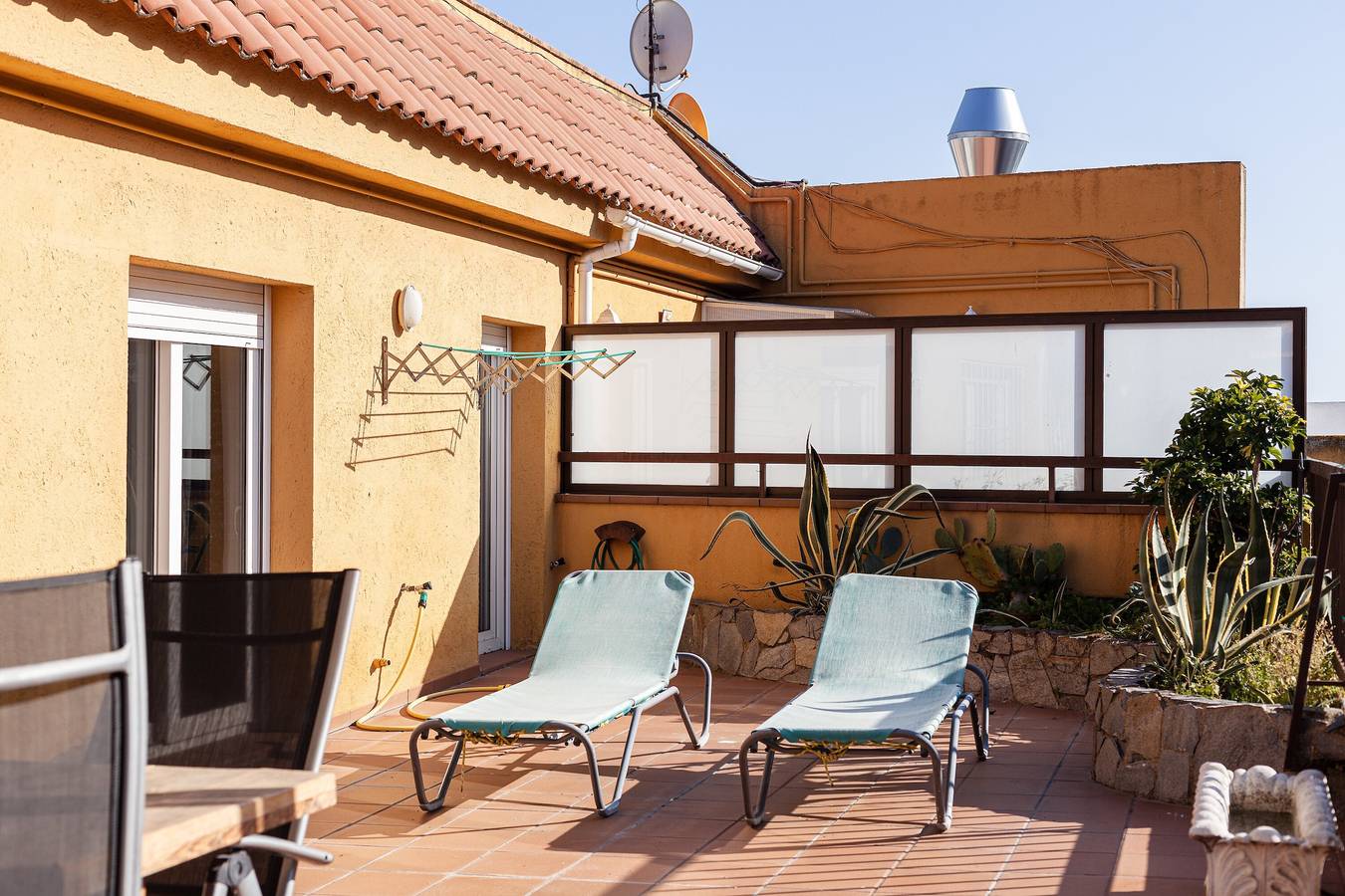 Geheel appartement, Appartement 'Penthouse la Riera' met tuin, A/C en Wi-Fi in Central Lloret de Mar, Lloret de Mar