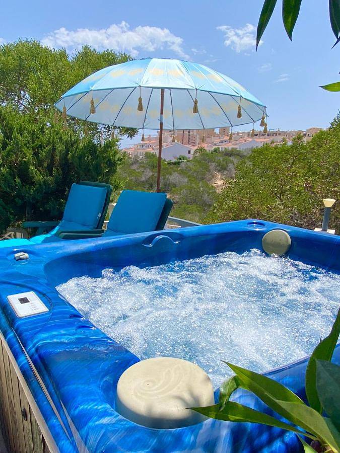Ferienhaus für 7 Personen, mit Balkon und Whirlpool sowie Terrasse und Garten