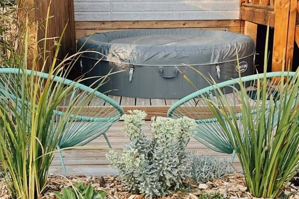 5-person cottage with jacuzzi and pool 300m from the beach in Jullouville, Côte de la Déroute