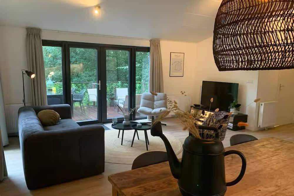 Luxury holiday cottage, stunning views, and hot tub. in Mar del Norte Holanda