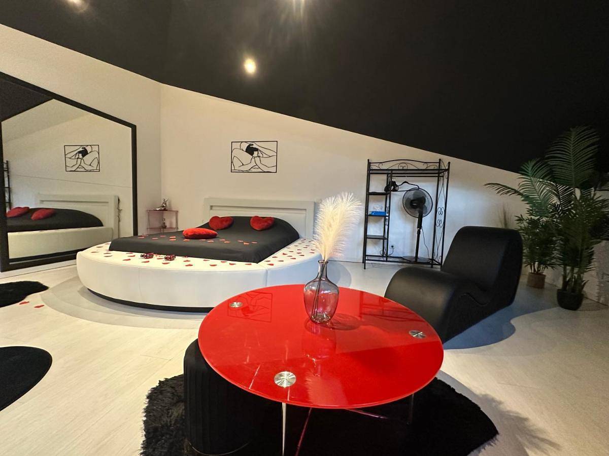 Appartement entier, One-Bedroom Apartment in Bogny-sur-Meuse, Parc naturel régional des Ardennes