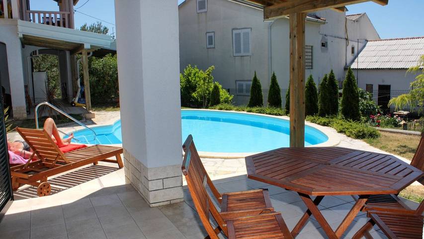 Ferienwohnung für 4 Personen, mit Terrasse und Pool in Banjol