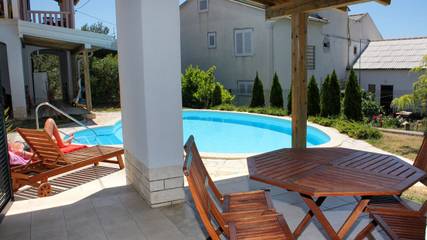 Ferienwohnung für 4 Personen, mit Terrasse und Pool in Banjol