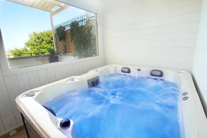 Appartamento per 4 persone, con Balcone e Idromassaggio nonché Terrazza e Piscina a Specchia