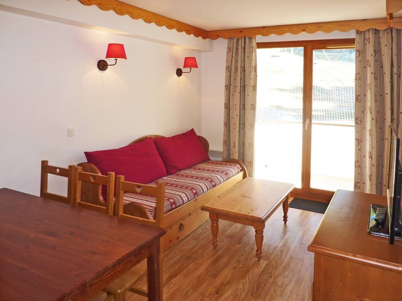 Entire apartment, Les Orres 1800: apt for 6, heated pool, sauna, ski-in/ski-out in Les Orres, Écrins National Park