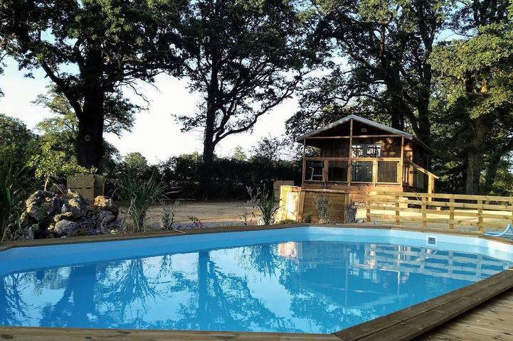 Gîte pour 2 personnes, avec piscine ainsi que terrasse et jardin à Prissac