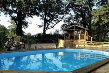 Maison de campagne pour 2 personnes, avec terrasse ainsi que jardin et piscine à Prissac