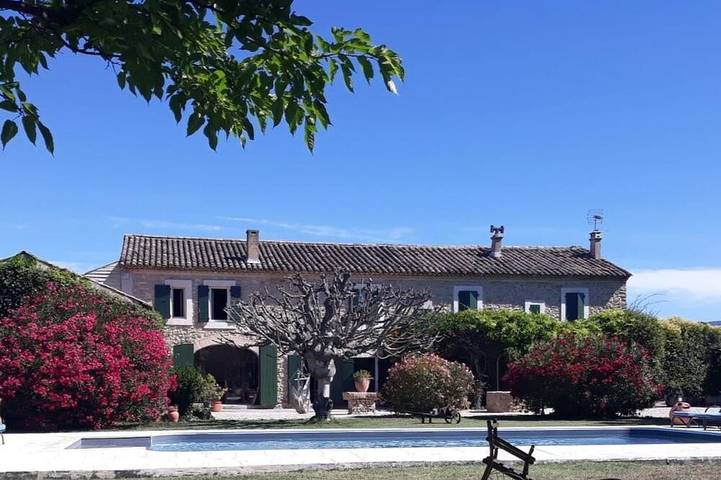 Location de vacances pour 3 personnes, avec piscine ainsi que jardin et terrasse à Robion