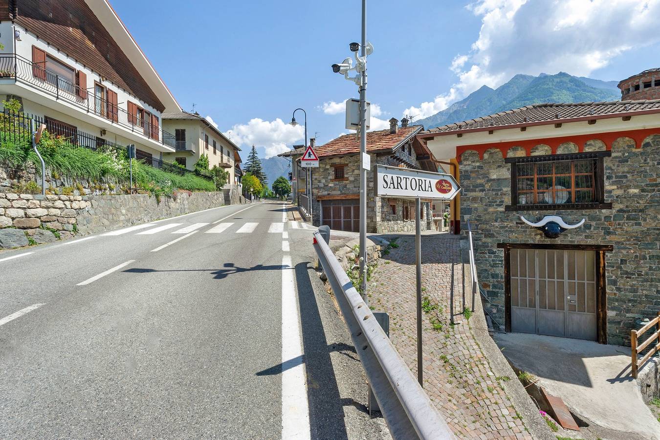 Appartement entier, Appartement « Le Nid du Pic Vert » avec vue montagne, balcon et Wi-Fi in Challand-Saint-Victor, Alpes valaisannes